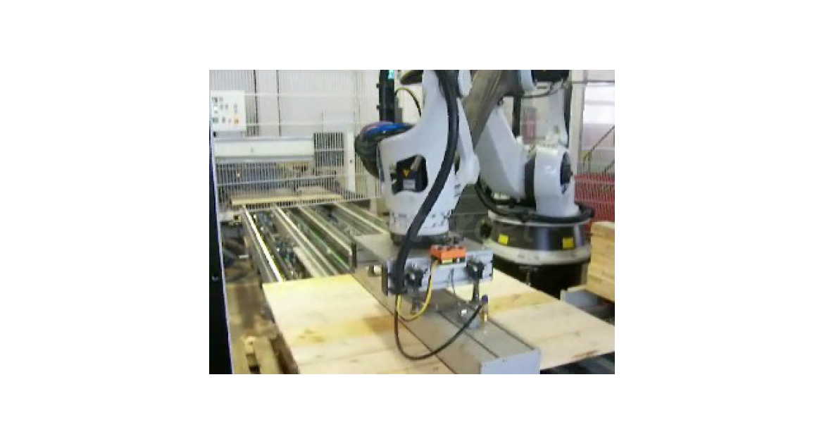 Roboti za dodajanje elementov v skobeljni stroj