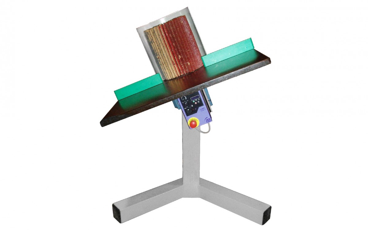Stroj za ščetkanje z delovno mizo – model QT300